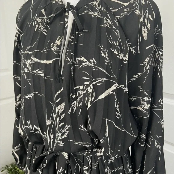 SOLD H&M Women’s Black White Floral Pleated 3/4 Sleeve Tie Waist Midi Dress - Picture 4 of 9